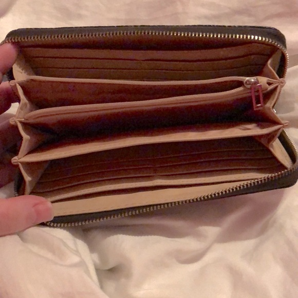 Guess large zip around wallet - Picture 3 of 4